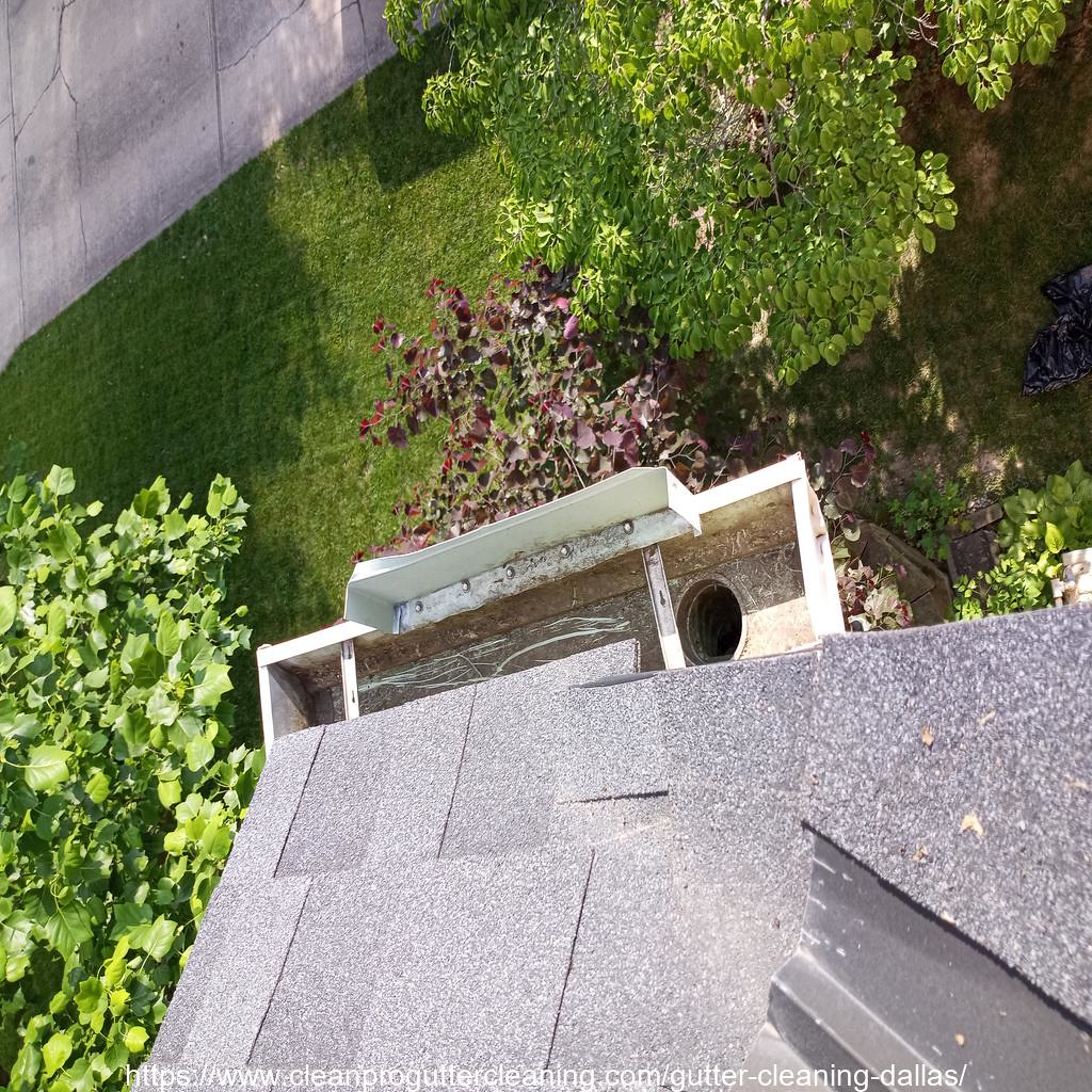 Gutter_Cleaning_Dallas_1976_20230304130538 Clean Pro Gutter Cleaning