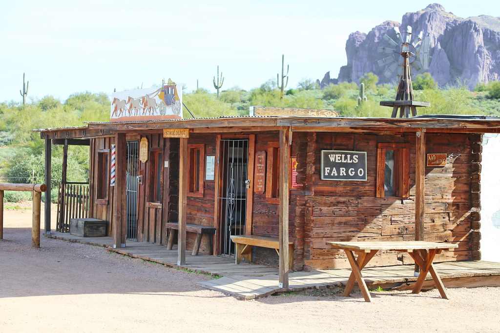 Wells Fargo in Apache Junction AZ 12.1.2023 0412 Apache Ju… Flickr