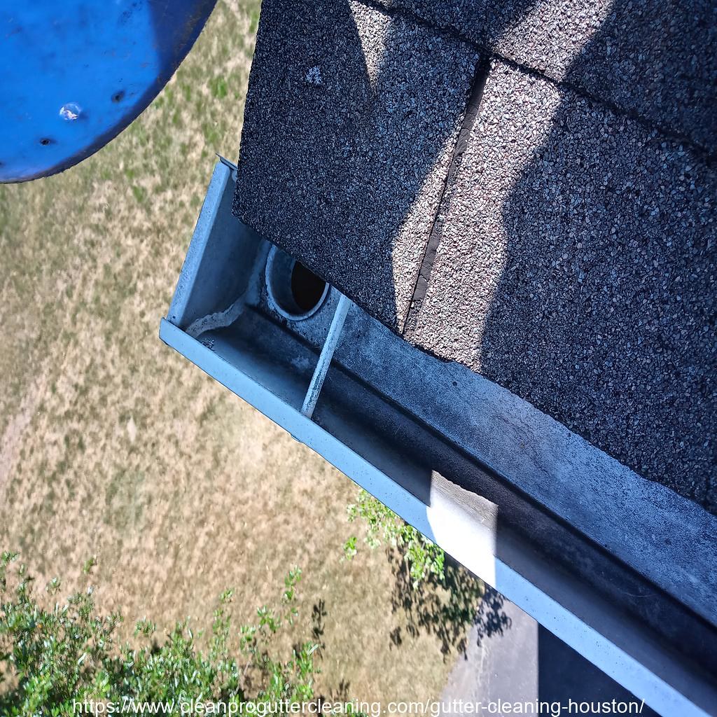 Gutter_Cleaning_Houston_0002_20230306065754 Clean Pro Gutter Cleaning
