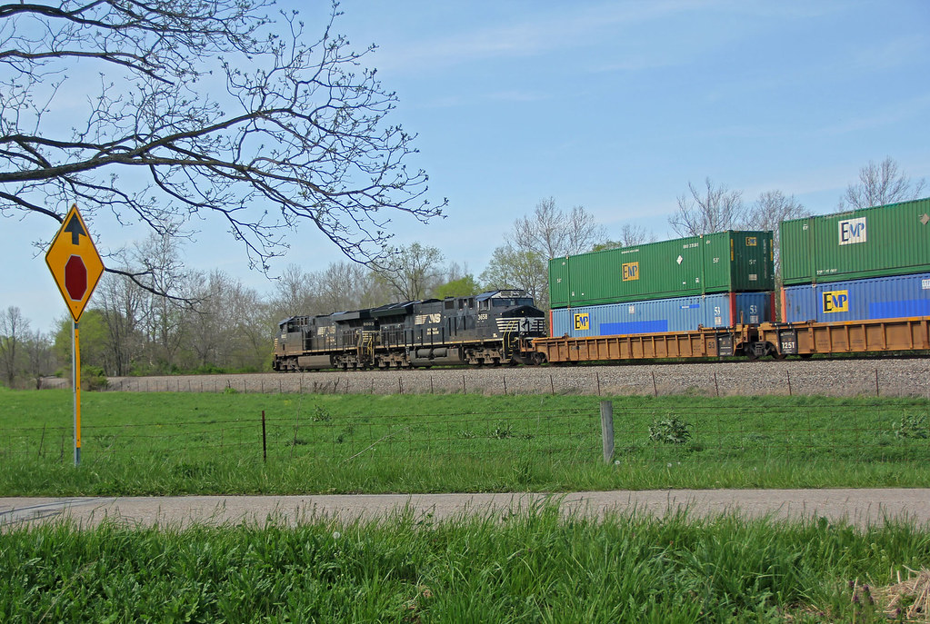 NS 282 at OxfordMiddletown Road NS Train 282 makes its wa… Flickr