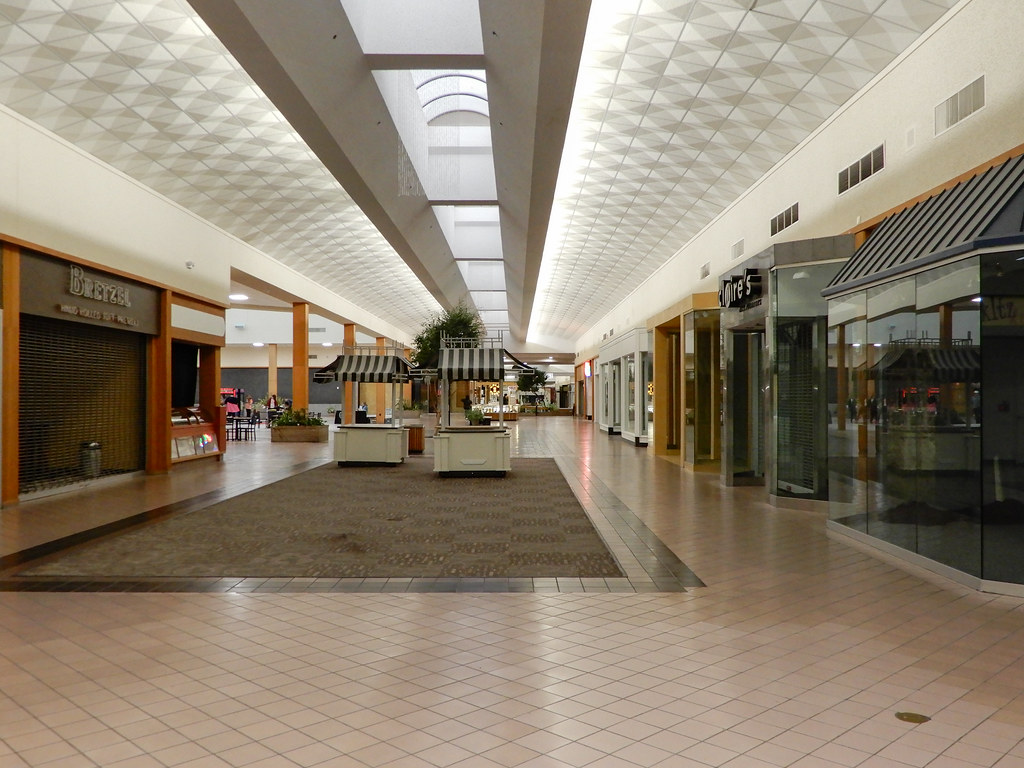 Looking East Towards Sears "Arrowhead Mall" Muskogee, OK… Flickr