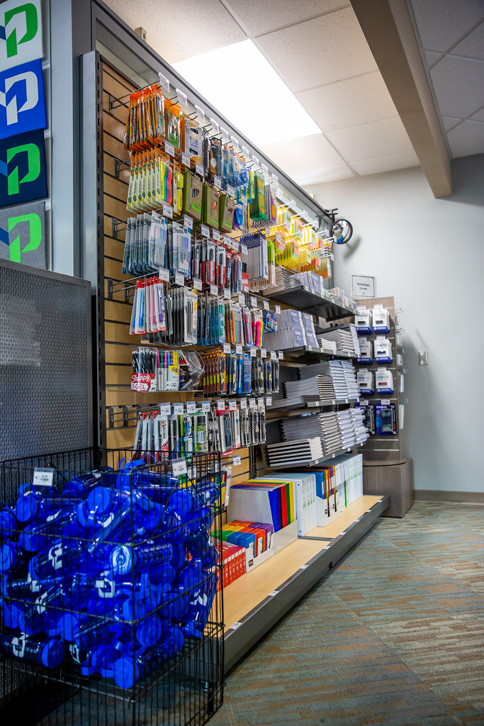 MoraineParkTechnicalCollegeSpiritStoreFondduLac20… Flickr