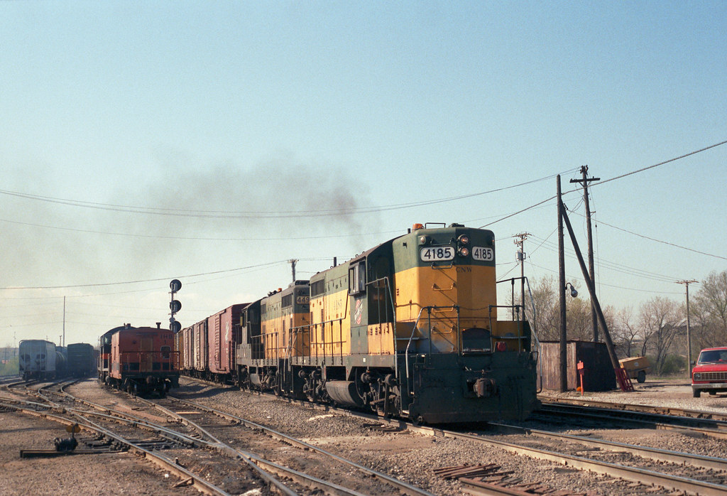 Chicago & North Western Summit, IL An eastbound C&NW tra… Flickr