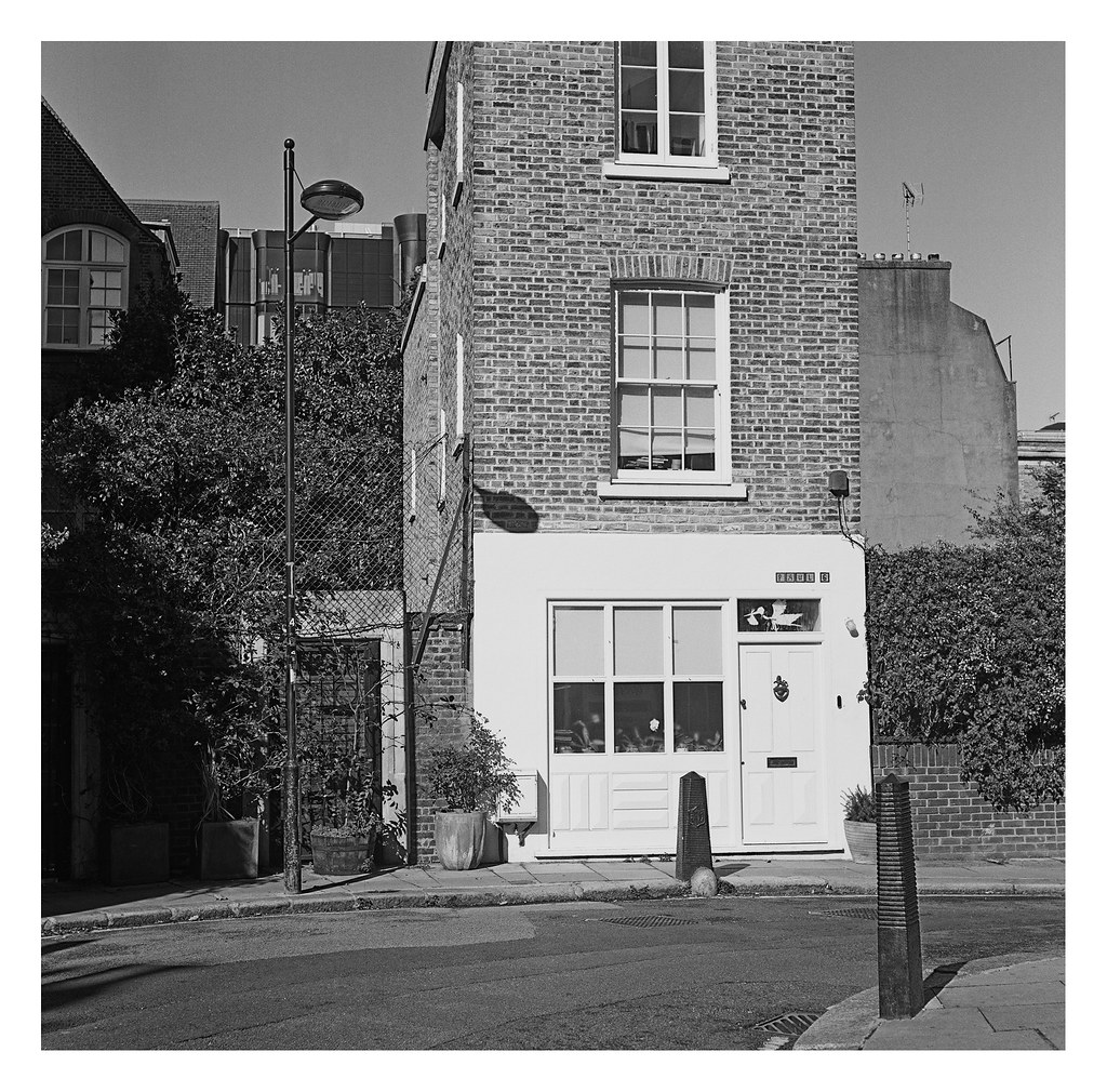 FILM narrow house A rather narrow house in London, somew… Flickr