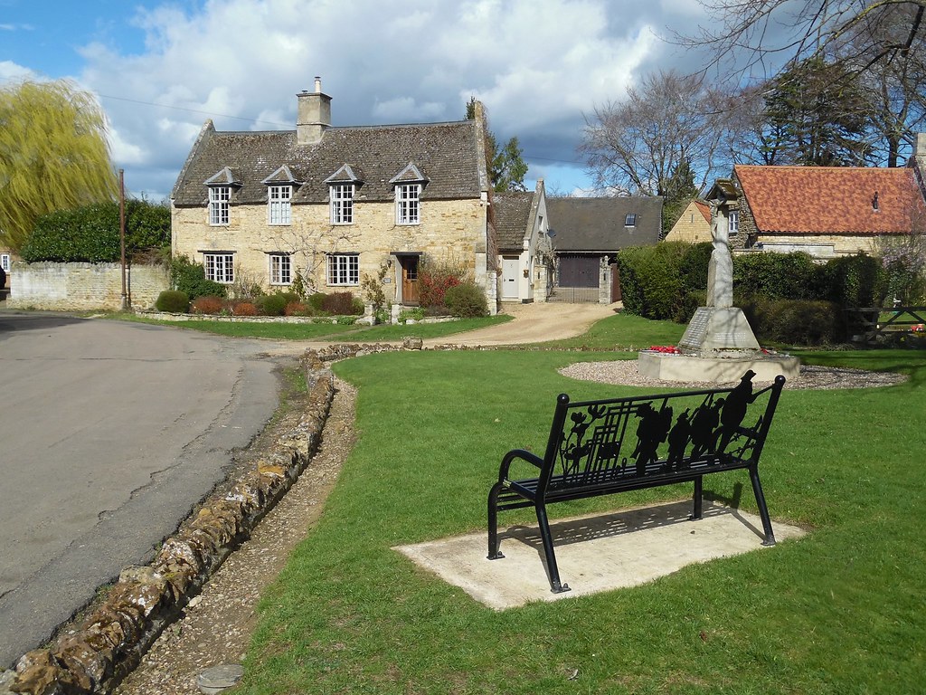 The War Memorial and Manor House in Barton Seagrave, North… Flickr