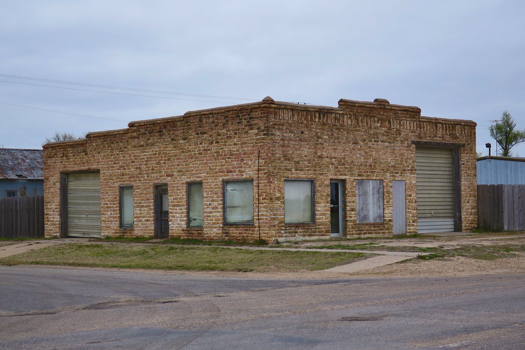 Abandoned Building, Gorham, KS An abandoned building in Go… Flickr