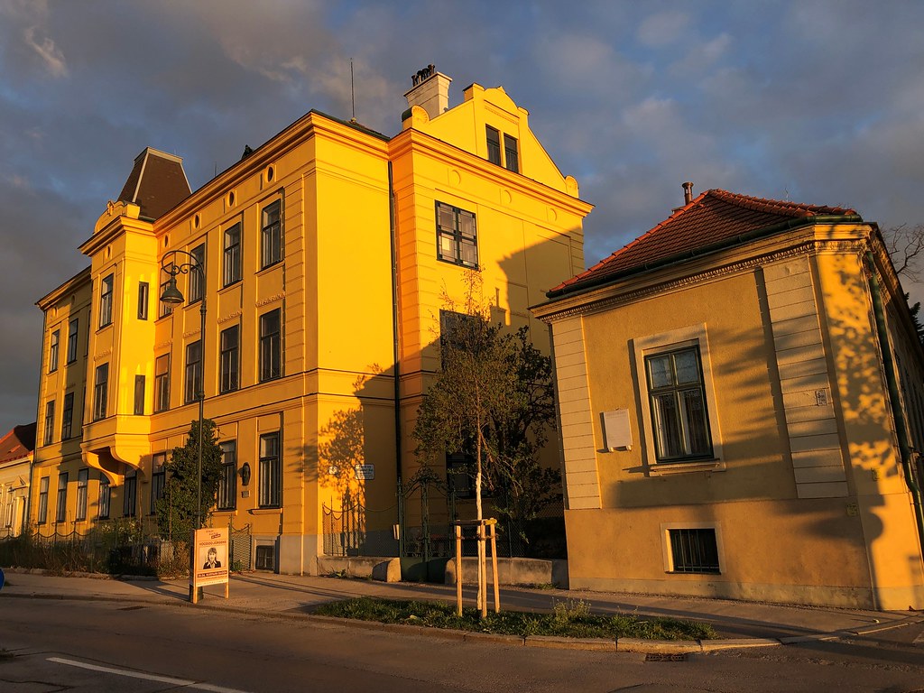 DSC_4510 Morning sun, Conrad von Hötzendorf Platz, Baden b… Flickr