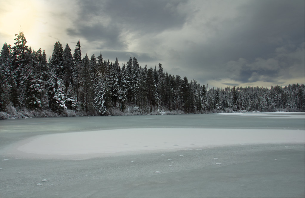 Frozen Lake and dark skies, Oregon Cascades I know the cal… Flickr