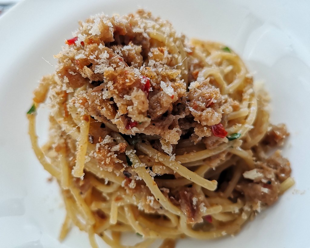 Pasta con la mollica Spaghetti, acciughe salate, olio, agl… Flickr