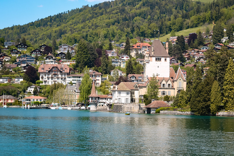 How to visit the beautiful Oberhofen castle in Switzerland