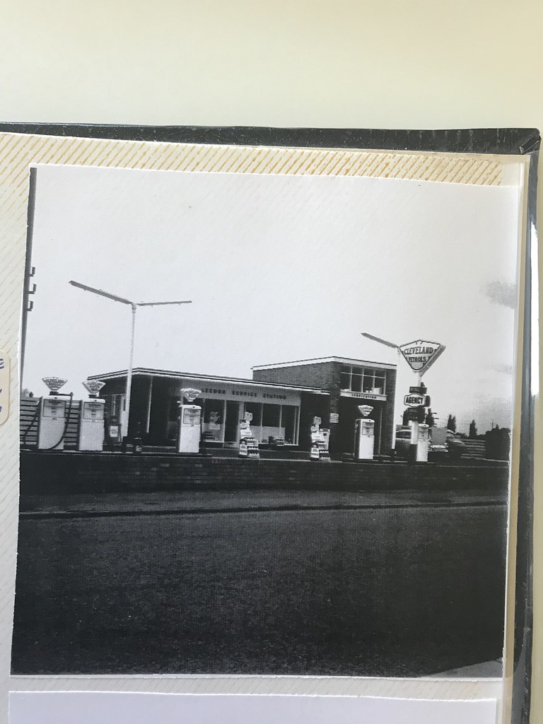 Hockliffe Road Petrol Station Leighton Buzzard 1960’s. Flickr