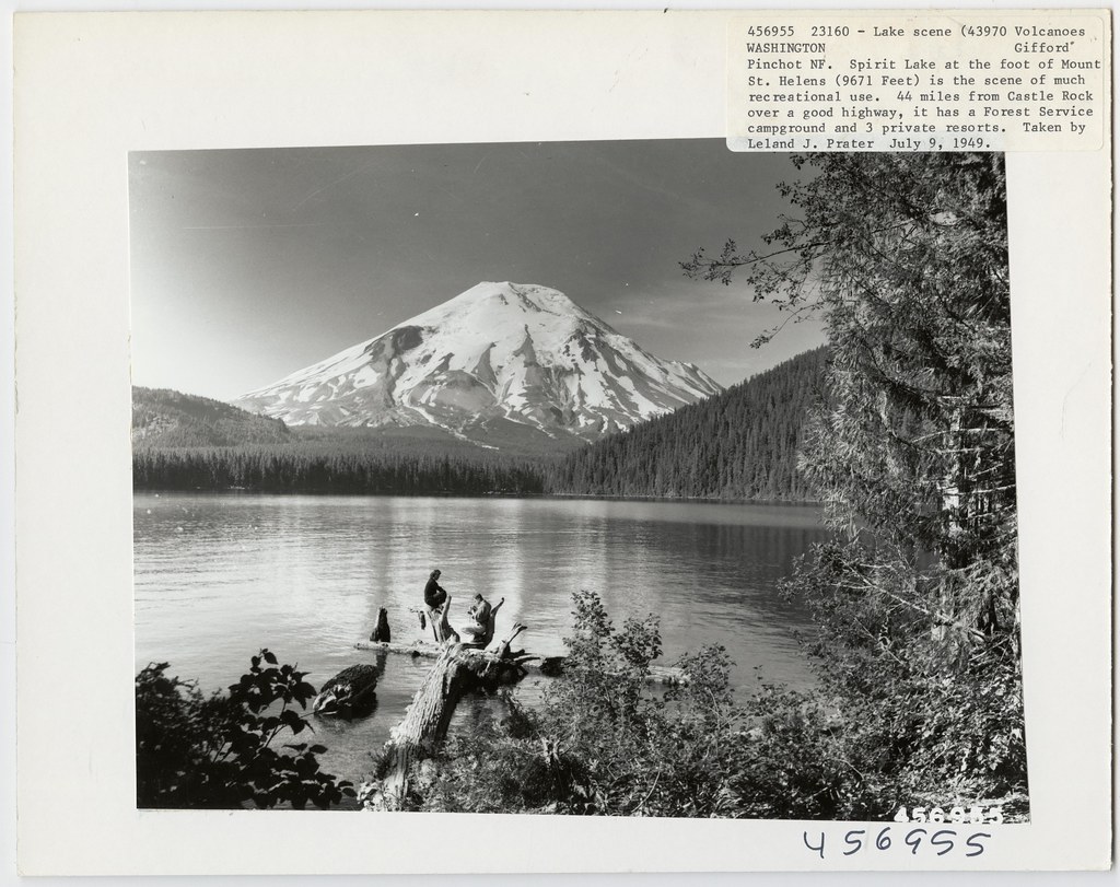 Spirit Lake at the foot of Mount St. Helens 1949 Mount St.… Flickr