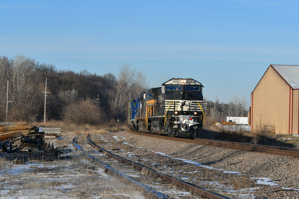 Old Monroe Ns 4561 leads the HNTWMEM west into Old Monroe… Flickr