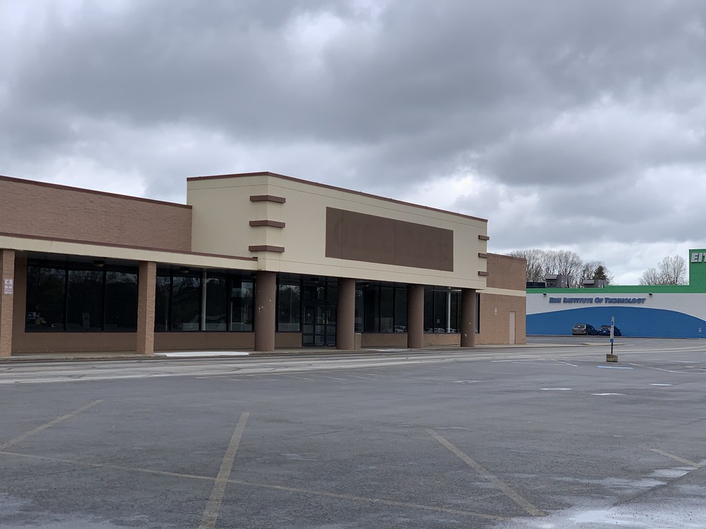 Former OfficeMax Erie, PA The left side where the CopyMa… Flickr