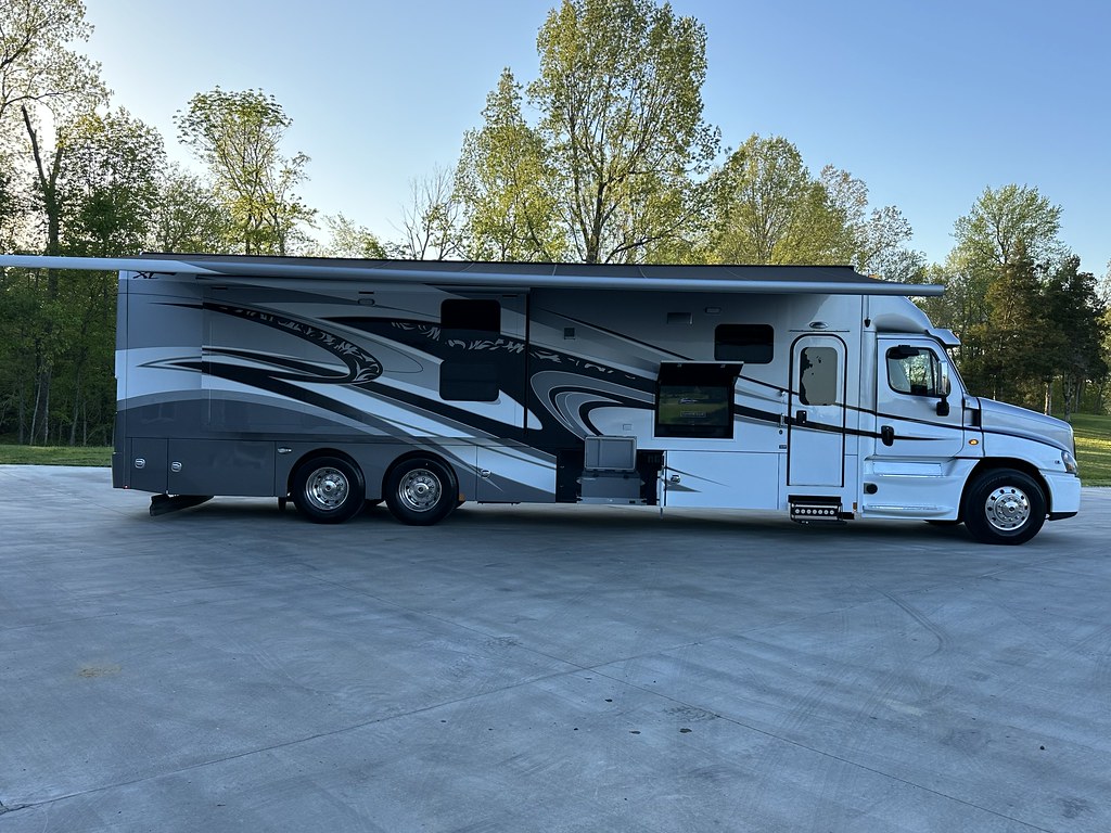 2020 Renegade XL 600HP 45’ Motorhome Triple Slide w/Bunks … Flickr