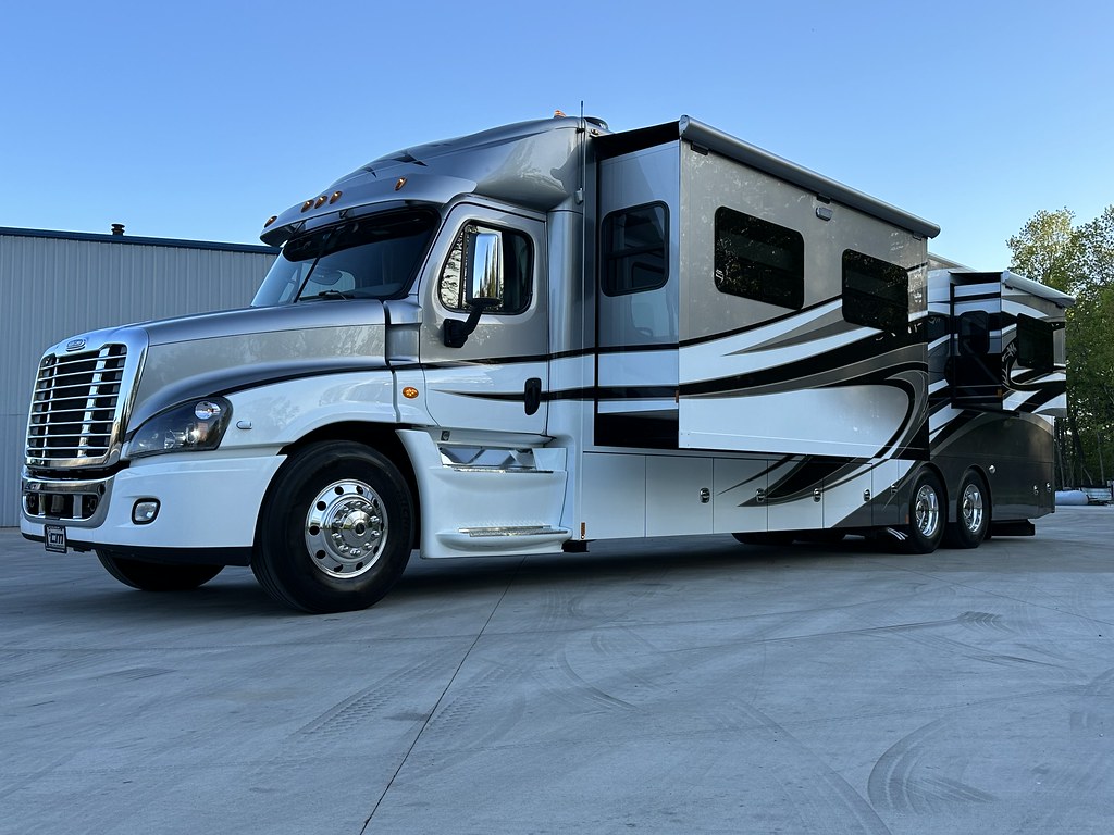 2020 Renegade XL 600HP 45’ Motorhome Triple Slide w/Bunks … Flickr
