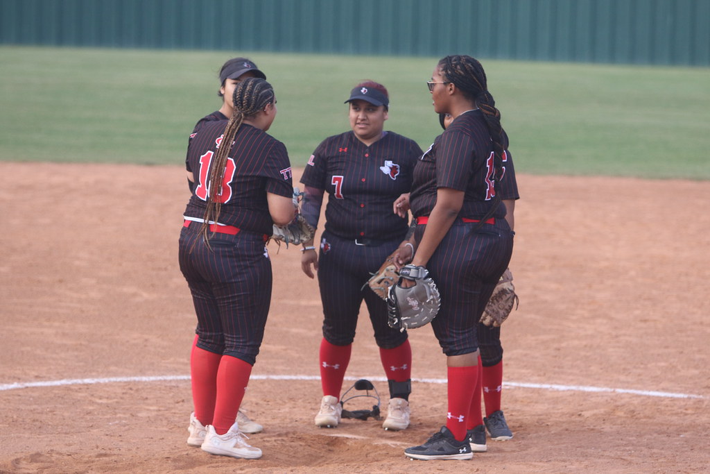 Cedar Hill Softball Prepares for Season Finale Flickr