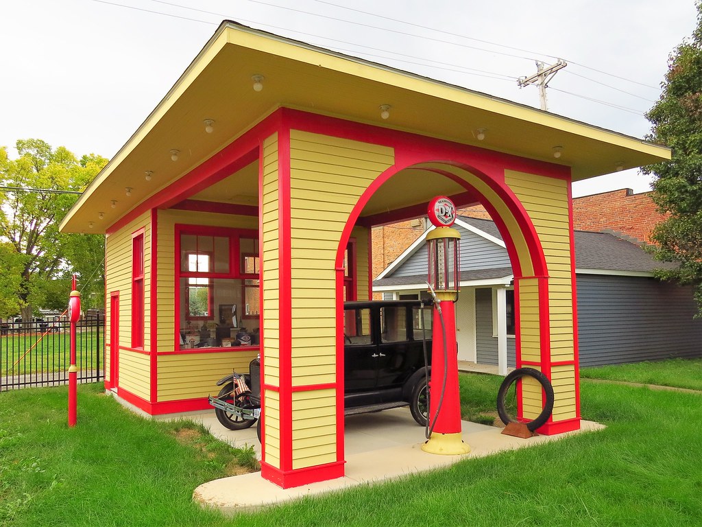 Albia DX Gas Station Albia, Iowa; the vintage station is o… Flickr