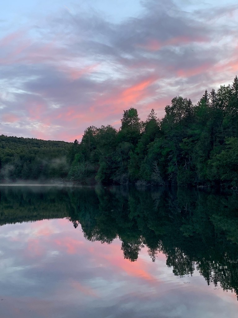 Reflets roses sur le lac Lac StPaul, Québec, Canada Flickr