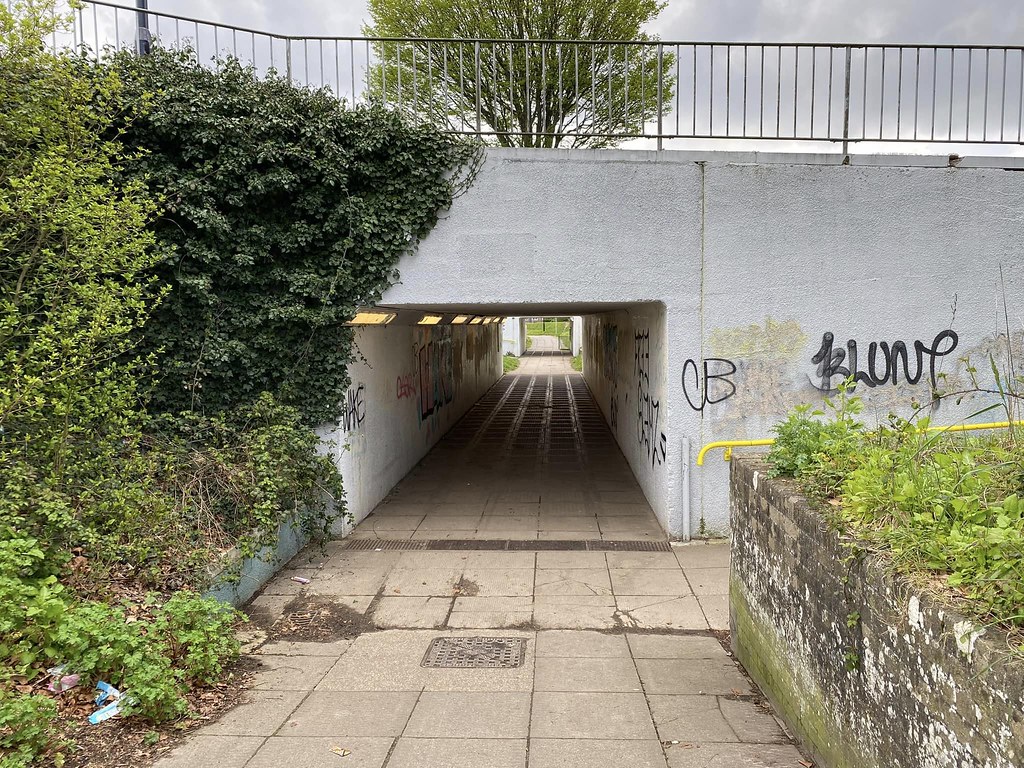 Lordshill, Southampton A pedestrian tunnel under Lords Hil… Flickr