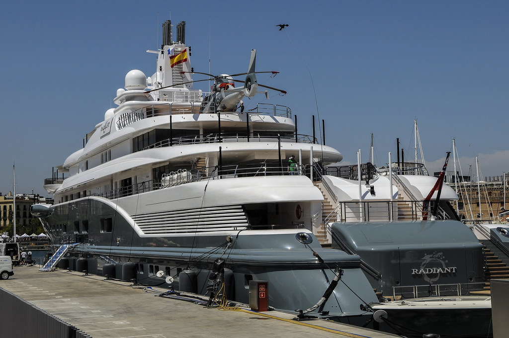 Radiant yacht Barcelona Spain Un des plus grands yacht… Flickr