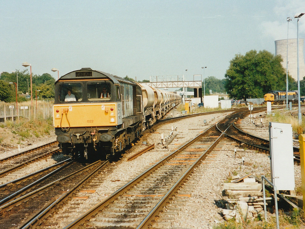 58022 Up Stone Didcot 1995 Approaching Didcot with a rake … Flickr