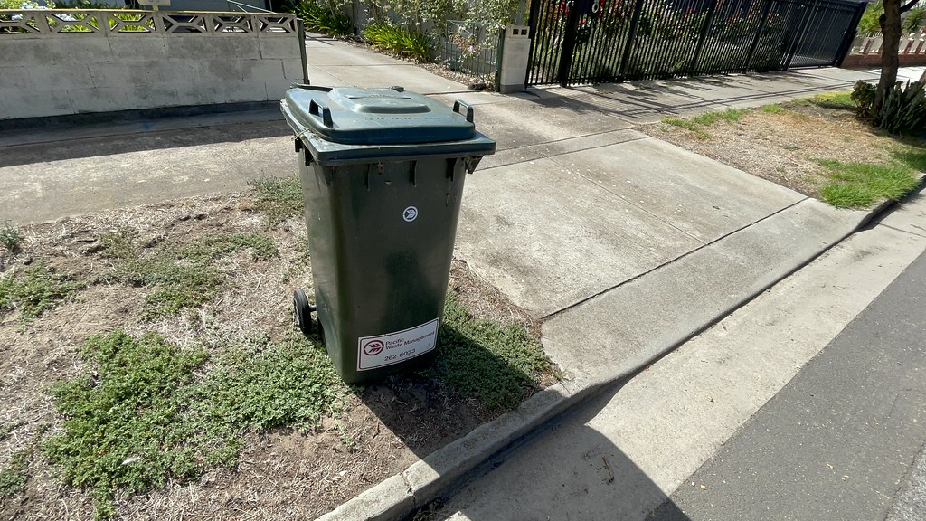 Old Early 90’s Pacific Waste Management bin in good condit… Flickr