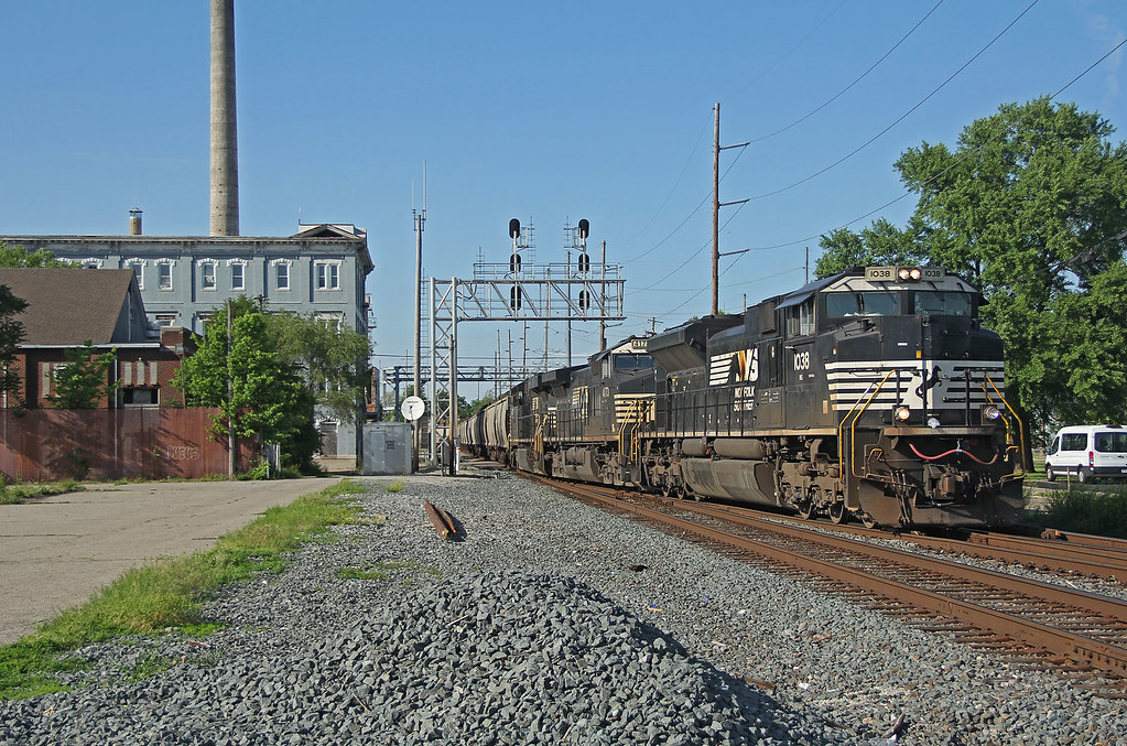 Crossing Over in Hamilton Norfolk Southern train 123 works… Flickr