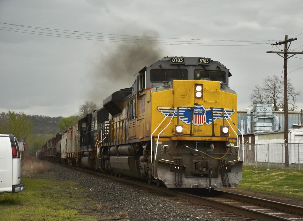 C65 smoking it up through PotteryAddition, Ohio with a UP… Flickr