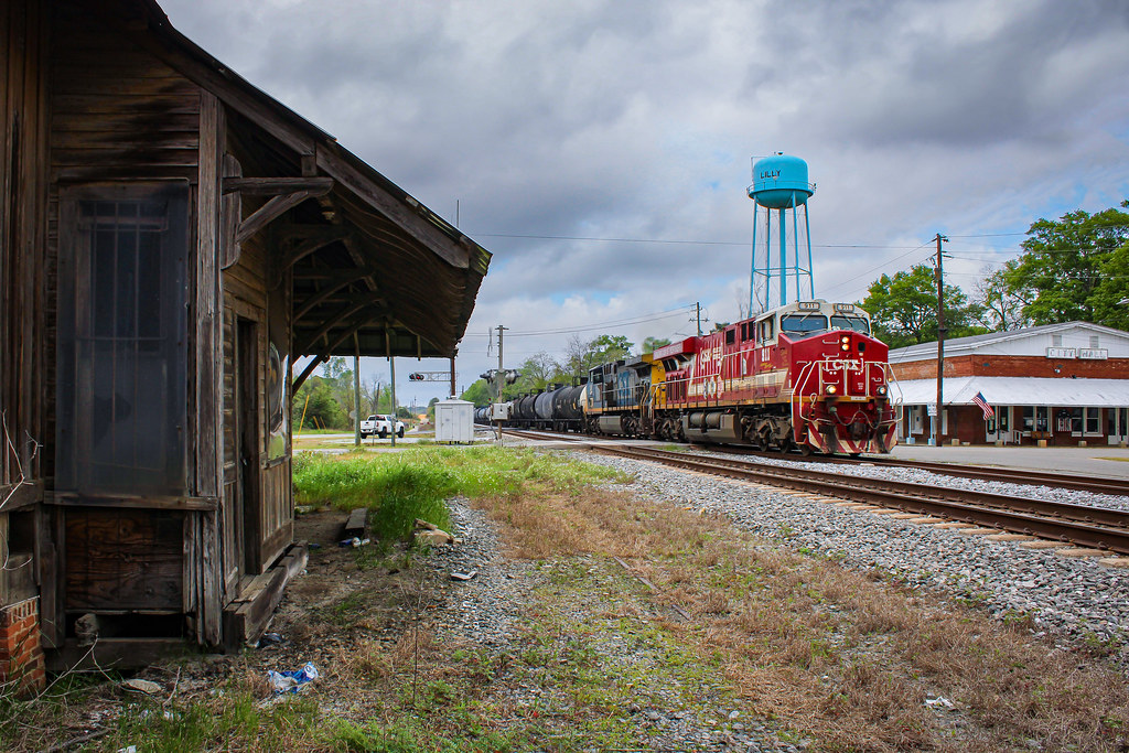 CSX M606 passed through Lilly, GA with CSXT 911 leading th… Flickr