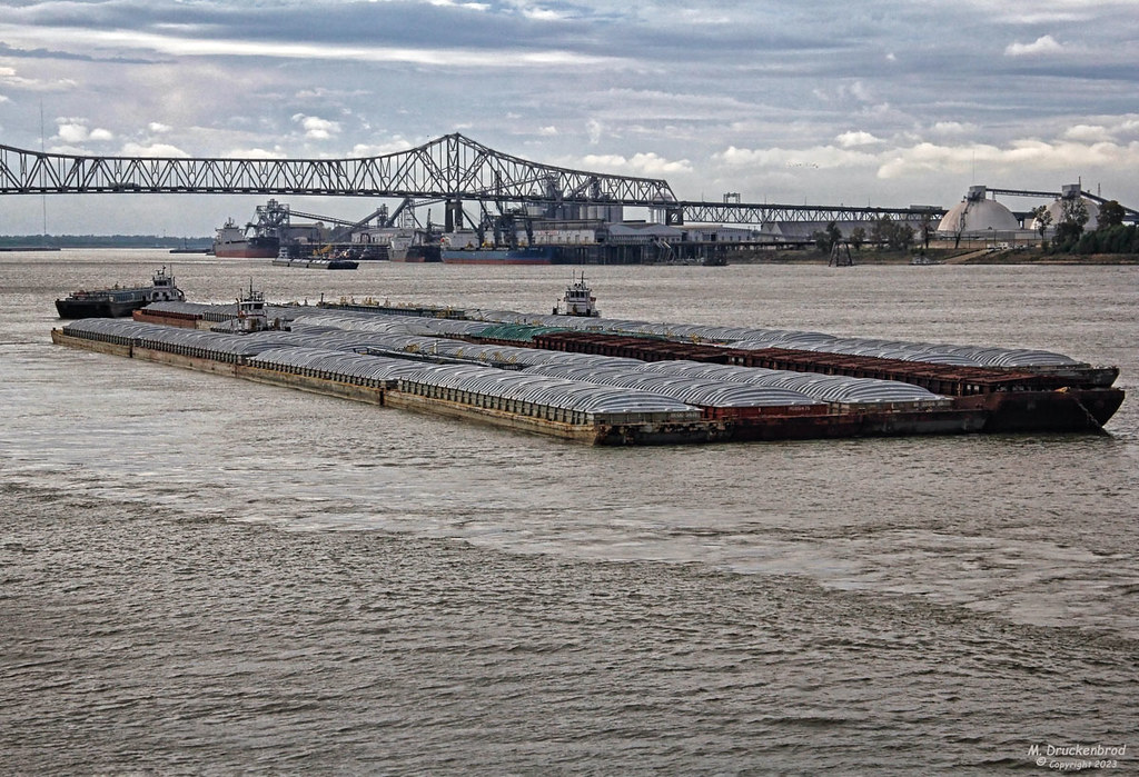 Barges on the Mississippi River in Baton Rouge with the Ho… Flickr