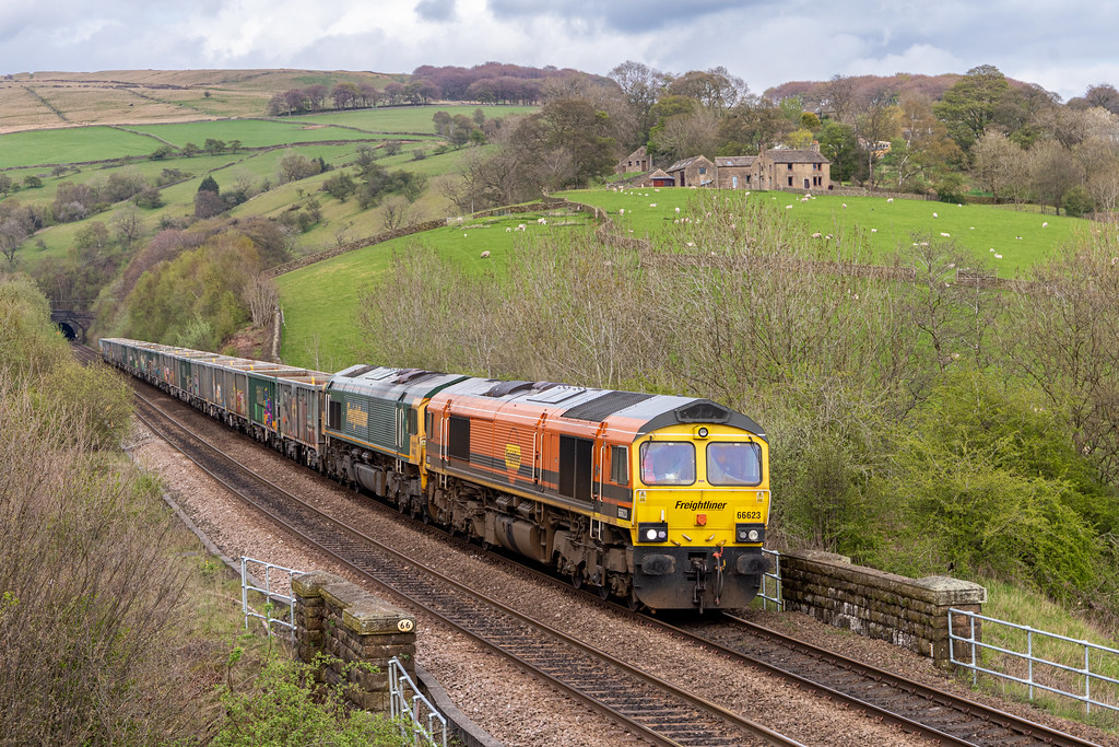 Back in Town 66623 and 66613 at Wash, Chinley Freightlin… Flickr