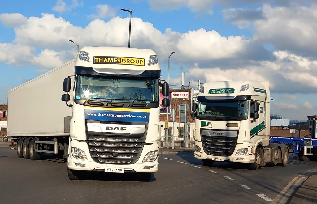 Thames Group YT71ANV & South Eastern Carriage Company Y27S… Flickr