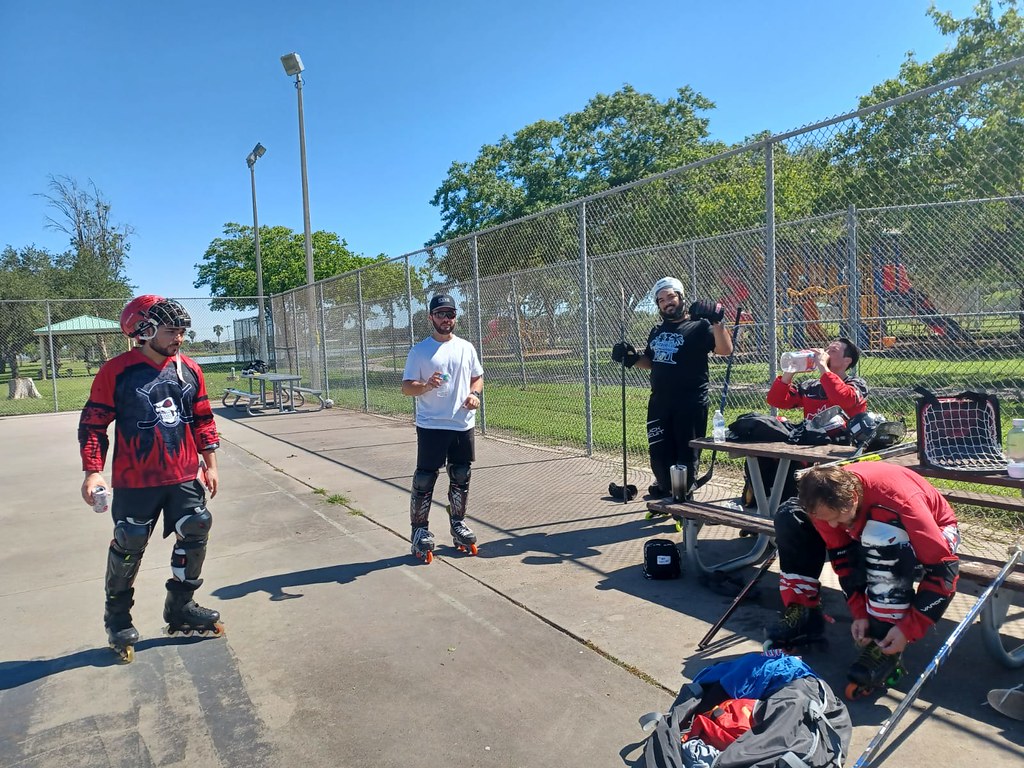 HarGroup4.30.23 Adult skaters at Harlingen Sports Complex … Flickr