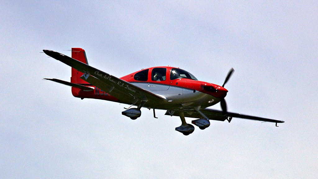 526HD 2022 Cirrus SR22T landing at Lovell Field. R.J. Duncan Flickr
