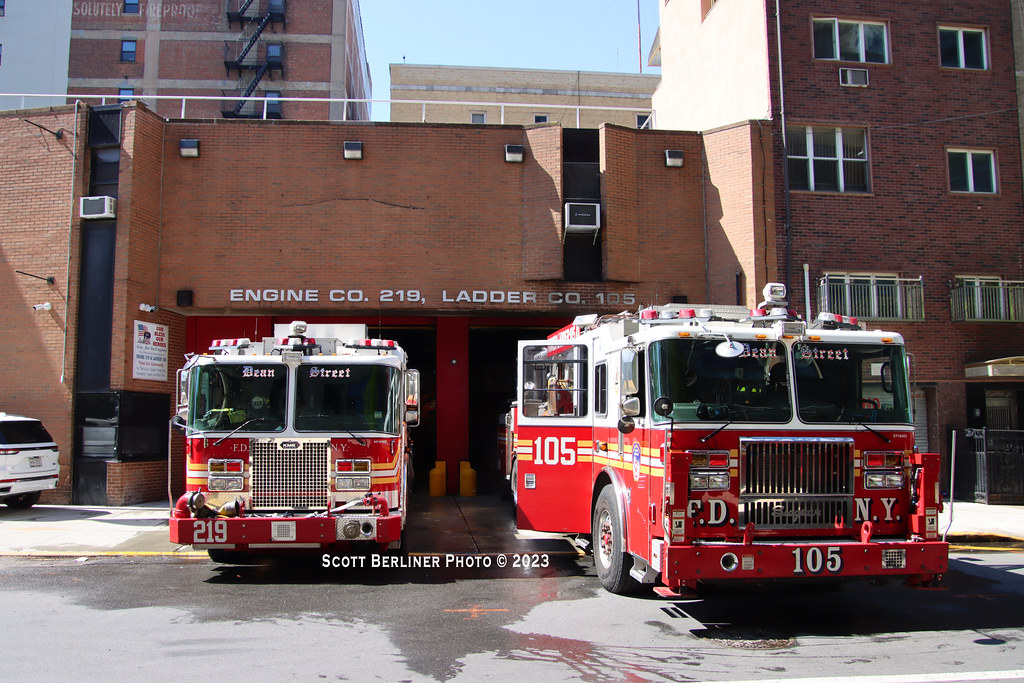 FDNY ENGINE 219 / TOWER LADDER 105 | Scott Berliner | Flickr