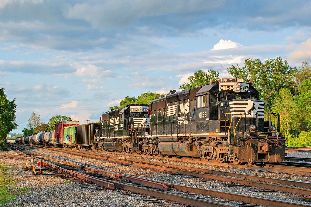 NS Yard Job Evendale, OH 05082023 A pair of NS SD402'… Flickr
