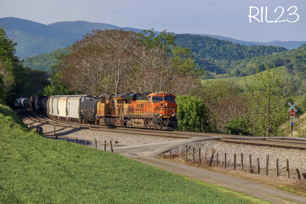Shawsville Colors BNSF 7805 leads NS 119 west through John… Flickr