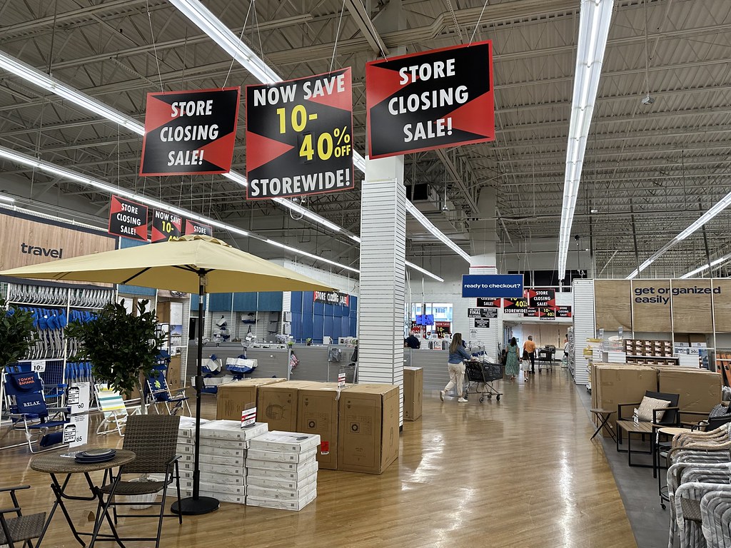Bed Bath & Beyond Closing Sale They finally received their… Flickr