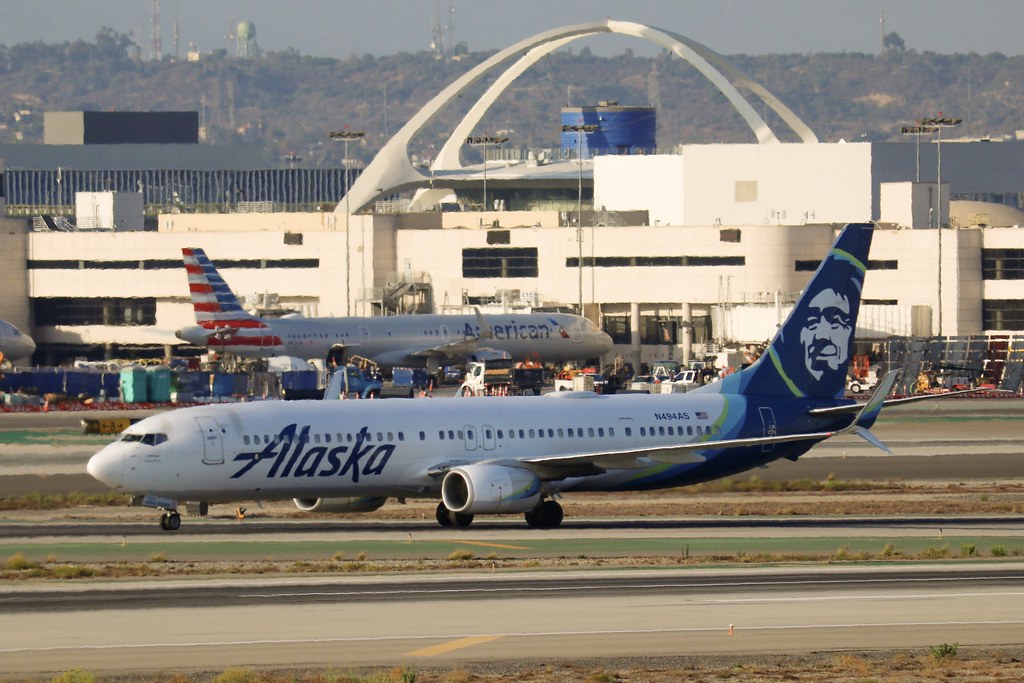 Alaska Airlines 737900 arriving at LAX Alaska Airlines 73… Flickr