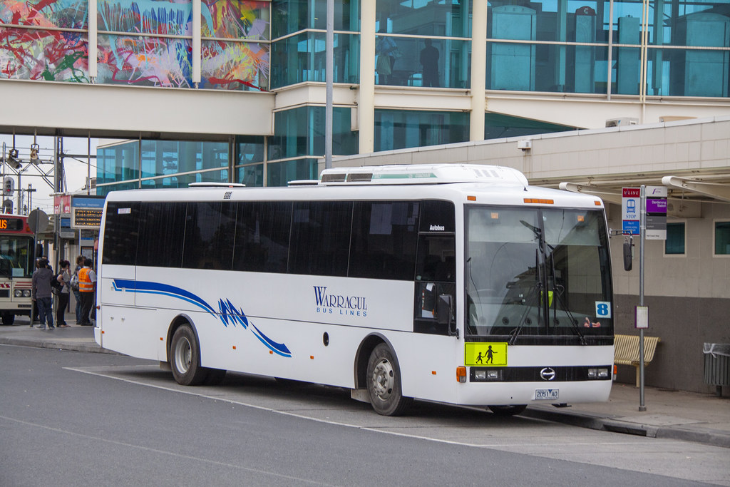 Warragul Bus Lines 2051AO Hino RG230/Autobus at Dandenong.… Flickr