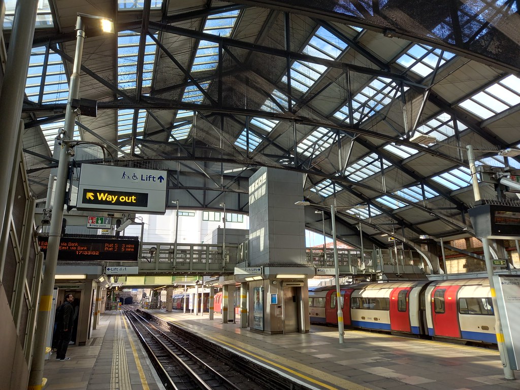 Morden Underground Station (Northern Line) Morden Undergro… Flickr