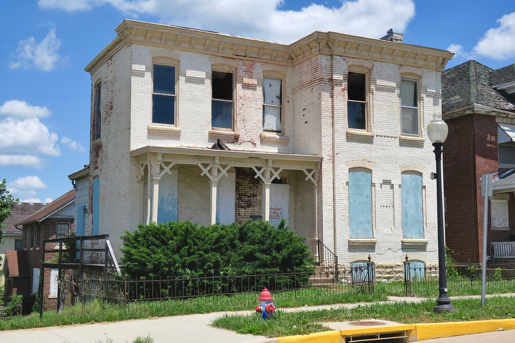 Abandoned House, Jefferson City, MO An abandoned house at … Flickr