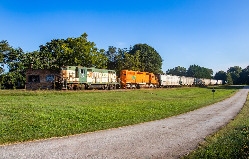 Bowersville HRT 4556 and 654 work south through "Downtown"… Flickr
