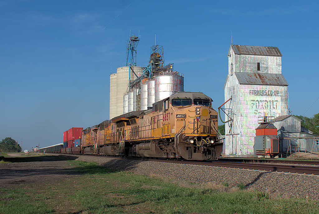 UP 6867, Chapman, NE Not so classy power by the classic el… Flickr