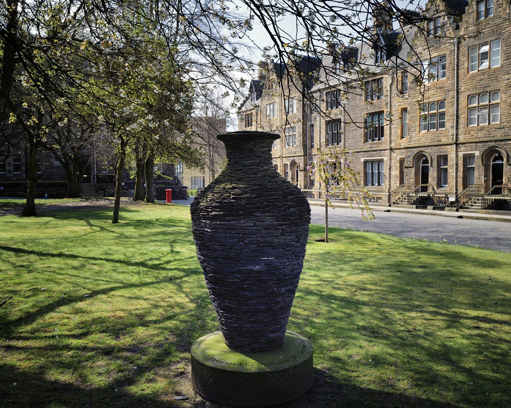 Big pot Glasgow university grounds. clive cresswell Flickr