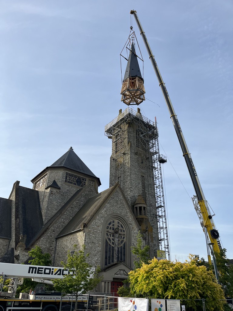 Levage de la flèche de l’église SainteThérèse de Rennes Mercredi 24