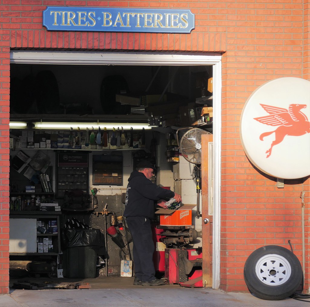Mobil Station garage, Winchester 2023 April 21 P1390815 … Lee