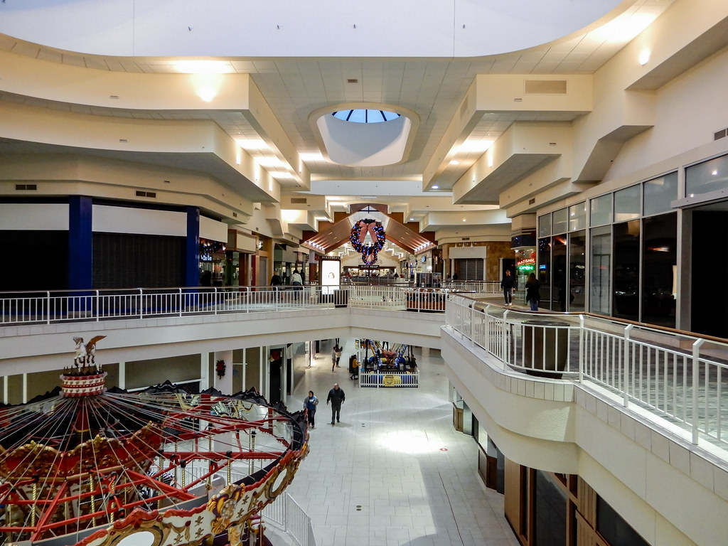 Looking West Towards Dillard's "West Ridge Mall" Topeka,… Flickr
