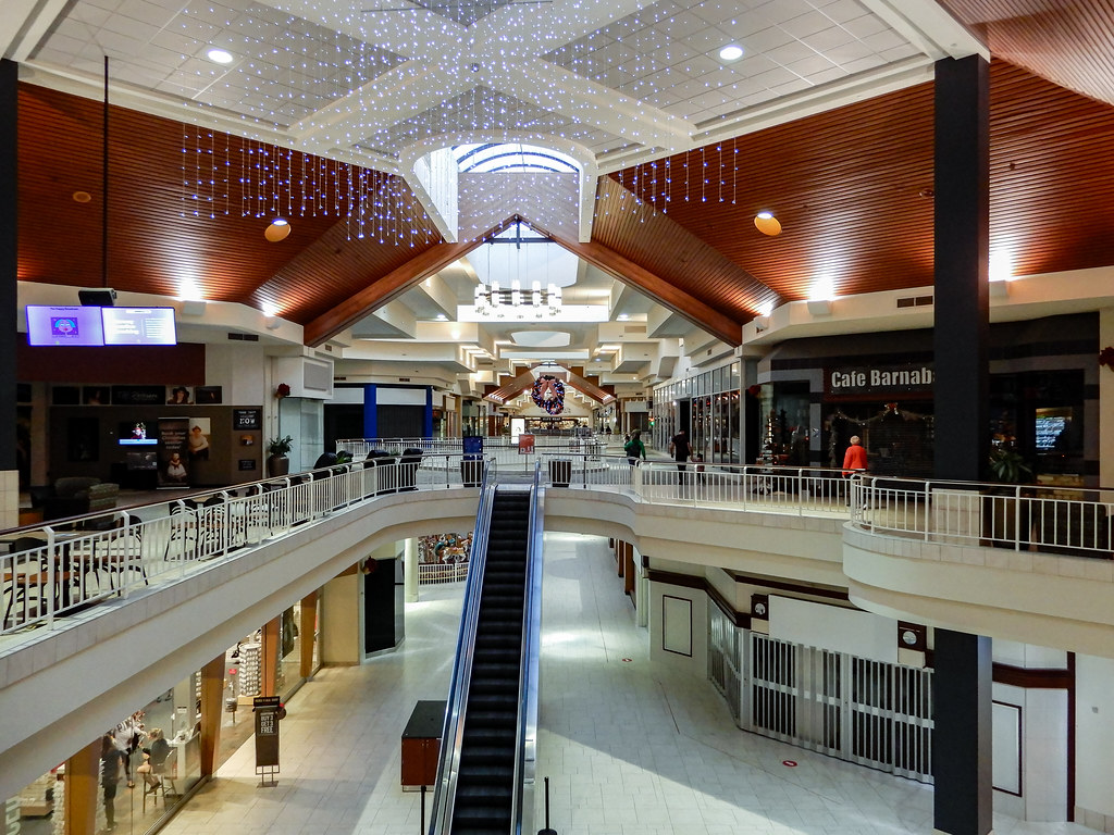 Looking West Towards Dillard's "West Ridge Mall" Topeka,… Flickr